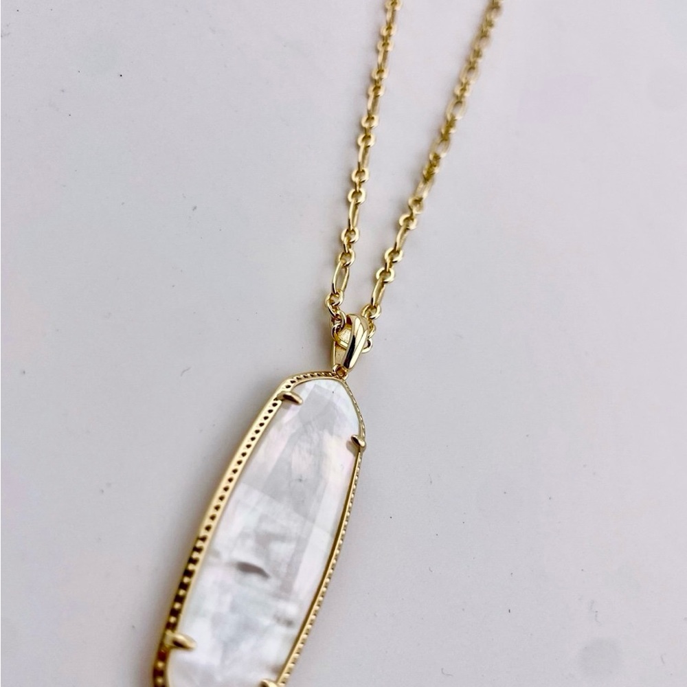 Elegant Gold Necklace with White Pendant